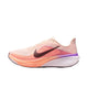 Et sidebillede af Nike Pegasus 42 Dame i Chalk/Tattoo-Orange Pulse-Bright Violet, der har et ferskenfarvet, orange og lilla gradientdesign med sort swoosh, hvid sål og responsiv ReactX-skumdæmpning.