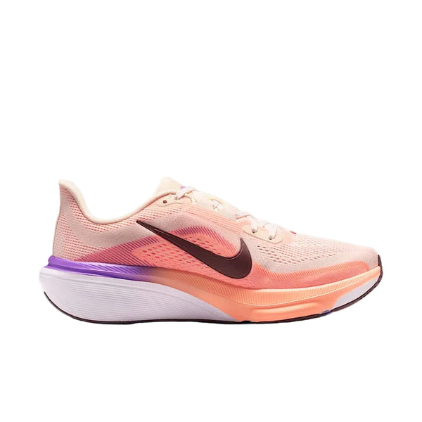 Nike Pegasus 42 Dame i Chalk/Tattoo-Orange Pulse-Bright Violet har Air Zoom-støddæmpning, en ReactX-skum-mellemsål med en lilla til hvid gradient, sort Swoosh og hvid sål. Vist med venstre sideprofil på en hvid baggrund.