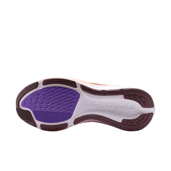 Billedet viser sålen på Nike Pegasus 42 Dame i Chalk/Tattoo-Orange Pulse-Bright Violet med lilla og brune grebsektioner, "ZOOM" på svangen og strukturerede mønstre for greb med ReactX-skum og Air Zoom.