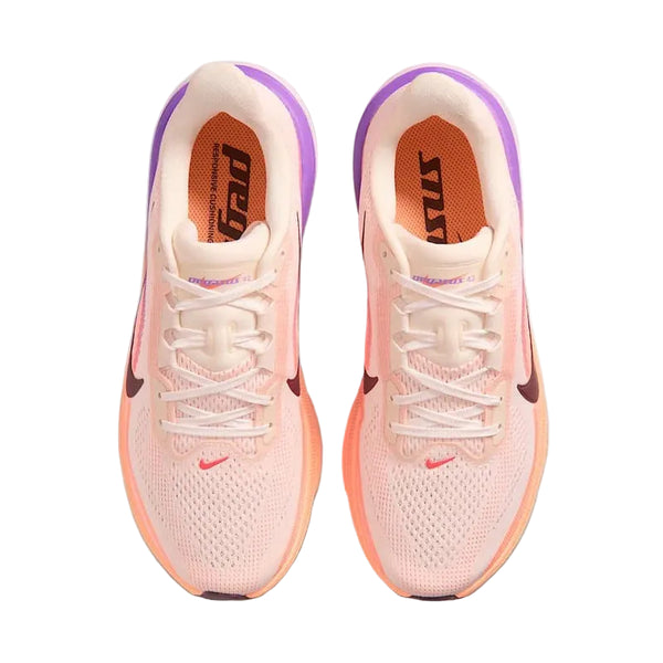 En top-down-visning af Nike Pegasus 42 Dame-løbesko i Chalk/Tattoo-Orange Pulse-Bright Violet med hvide snørebånd, mesh-overdel, et rødt logo på tåen, orange og lilla detaljer og ReactX-skum i mellemsål og hæl.