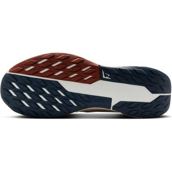 Billedet viser undersiden af en Nike Pegasus Trail 5 Dame-sål i Summit White/Armory Navy-Football Grey med mørkeblåt og rødbrunt gummi med rektangulært mønster og en hvid midte.