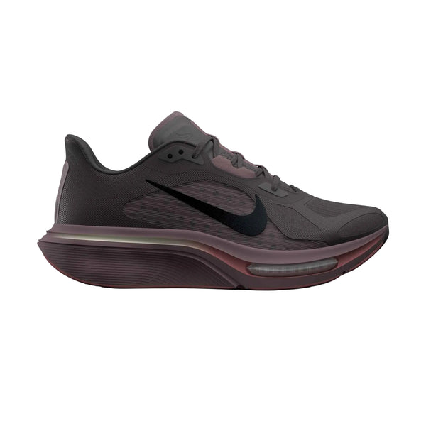 Nike Pegasus Plus 2 løbesko i farven Velvet Brown/Black-Tattoo-Light Bone med sort Swoosh og en tyk, lagdelt sål med ZoomX-skum.