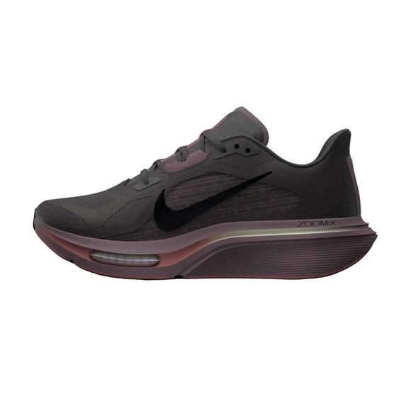 Mørkebrun Nike Pegasus Plus 2-løbesko i farvekombinationen Velvet Brown/Black-Tattoo-Light Bone med et sort logo på siden og en tyk, tofarvet, stødabsorberende sål.