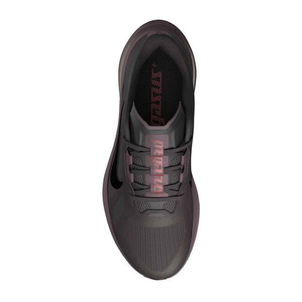 Set ovenfra: et par mørkebrune og sorte Nike Pegasus Plus 2-løbesko med et mørkerødt motiv på tungen.