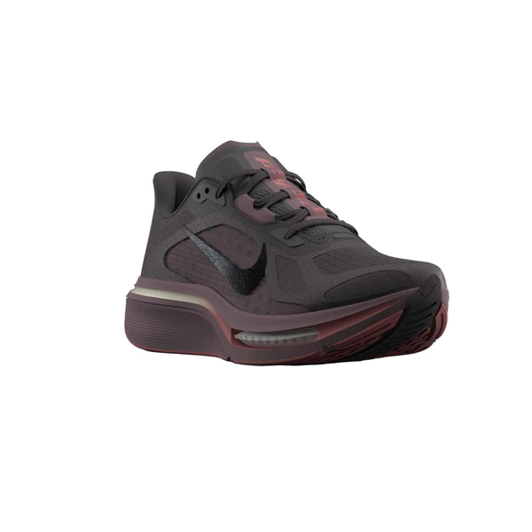 Mørkebrun Nike Pegasus Plus 2-løbesko med et sort logo på siden, strukturerede overlag og en kraftig ZoomX-støddæmpende sål.