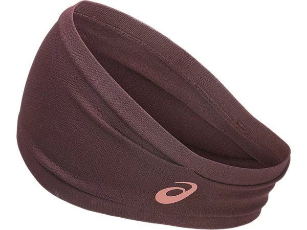 Et mørkt, auberginefarvet, elastisk Performance-pandebånd til både mænd og kvinder fra Asics, med et lille lyserødt Asics-logo på den ene side, designet som et svedtransporterende pandebånd, der er ideelt til løb, vist på en hvid baggrund.