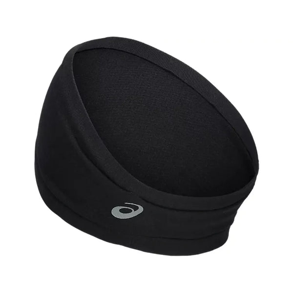 Et Performance-pandebånd fra Asics i farven Performance Black med et sølvfarvet Asics-logo foran vises på en hvid baggrund. Dette svedtransporterende pandebånd i unisex-udgave har en let oval form og fremstår blødt og elastisk – hvilket gør det perfekt til løb og andre aktiviteter med høj intensitet.