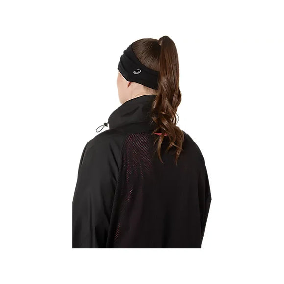 En person med hestehale, set bagfra, bærer et Asics Performance-pandebånd, unisex, i farven Performance Black med logo samt en sort jakke med mesh-detaljer på ryggen – perfekt udstyr til løb eller enhver anden sportsaktivitet.