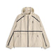 ON Performance Volt Jacket, Herre, Hare er en beige vindjakke med hætte, der vises på en hvid baggrund, designet som en ultralet løbejakke med vindafvisende egenskaber. Den har sorte detaljer ved lynlås og sømme, to forlommer med lynlås, elastiske manchetter, en praktisk hætte, der kan pakkes væk for ekstra bekvemmelighed, og er afsluttet med et lille sort ON-logo på brystet.