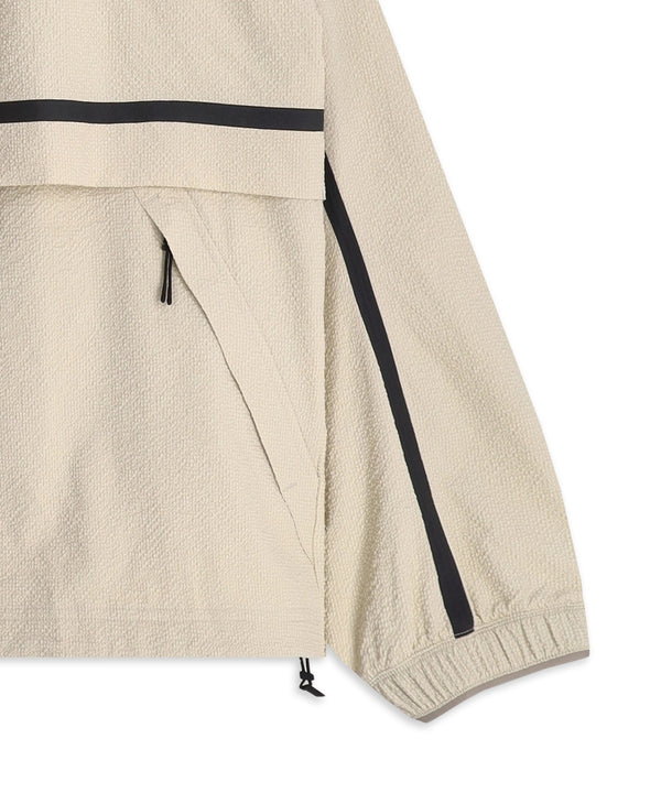 ON Performance Volt-jakke, herre, farven »Hare« i beige, med et struktureret, vindafvisende design, har en sort lynlås og sorte kantdetaljer, lange ærmer, en skråtstillet forlomme og elastiske manchetter. Billedet viser kun jakkens højre halvdel på en hvid baggrund.