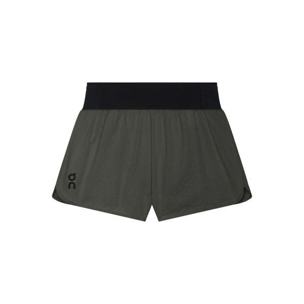 Et par ON Performance Volt-shorts til kvinder i farven espresso med sort linning og et lille logo på venstre ben – perfekte som vandafvisende shorts til aktive dage – vist på en ensfarvet hvid baggrund.