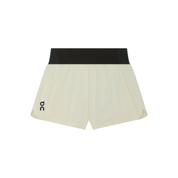 ON Performance Volt Shorts, Dame, Hare er lysbeige, vandafvisende løbeshorts med en bred sort linning og et lille ON-logo på venstre ben, vist på en ensfarvet hvid baggrund.