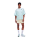 En mand står med ansigtet vendt fremad iført en lyseblå, oversized T-shirt, ON Performance Volt Shorts, Herre, Hare i beige, hvide strømper og hvide sportssko. Den ensfarvede hvide baggrund fremhæver de vind- og vandafvisende løbeshorts, der sikrer komfort i al slags vejr.