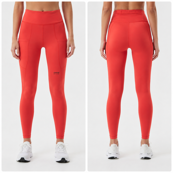 En kvinde ses forfra og bagfra, stående foran en ensfarvet hvid baggrund, iført 7 Days Active’s Performance Tight (Dame) i farven Cherry Tomato samt hvide sneakers. Disse knaldrøde tights med høj talje har sidelommer og et lille logo på venstre lår, hvilket gør dem ideelle til træning.