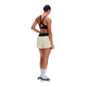På en ensfarvet hvid baggrund står en kvinde med ryggen til, iført ON’s Performance Volt Shorts Dame Hare med sort linning, en sort sports-BH, hvide sokker og sort-hvide sportssko.