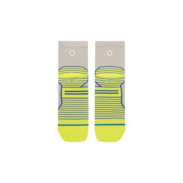 Et par grå Pop Out Ul Quarter unisex-sokker fra Stance – disse har et geometrisk mønster i gul og grøn med blå konturer, der danner et symmetrisk design på hver sok med »BH1« trykt tæt på toppen. Disse ultralette løbesokker er udviklet med Stance FreshTek for avanceret fugtregulering og sikrer komfort og åndbarhed hele dagen lang.
