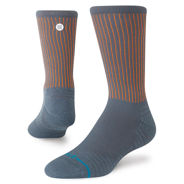 Grey Pop Stitch Mid Ribbed Crew-sokker fra Stance med orange lodrette striber på skaftet og et lille logo på manchetten.