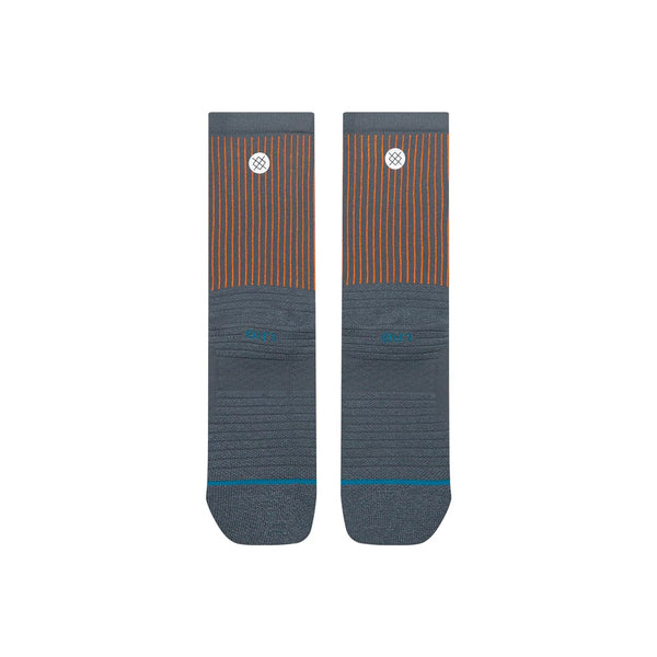 Grey Stance Pop Stitch Mid Ribbed Crew-sokker med lodrette orange striber og et lille logo på manchetten.