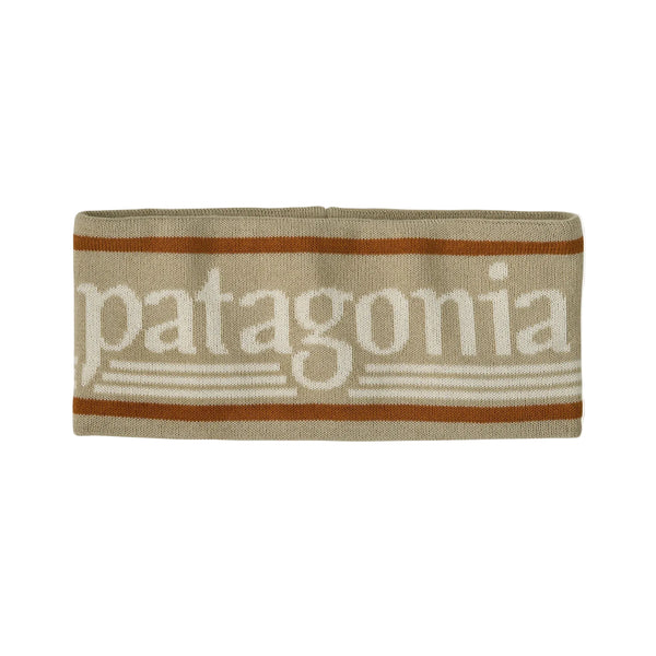 Et beige og brunt »Powder Town«-pandebånd fra Patagonia med det klassiske Hut Tripper-logo i store hvide bogstaver på forsiden. Dette unisex-pandebånd er fremstillet af genanvendt polyester og har et enkelt, rektangulært design med to smalle brune striber langs kanterne – perfekt til vinterløb og til at holde varmen med stil.
