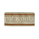 Et beige og brunt »Powder Town«-pandebånd fra Patagonia med det klassiske Hut Tripper-logo i store hvide bogstaver på forsiden. Dette unisex-pandebånd er fremstillet af genanvendt polyester og har et enkelt, rektangulært design med to smalle brune striber langs kanterne – perfekt til vinterløb og til at holde varmen med stil.
