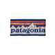 Et unisex Powder Town-pandebånd fra Patagonia i mønsteret »Hut Tripper Stripe«: farvekombinationen »Birch White«, med blå, lilla, orange og hvide striber samt et bjergkæde-motiv og »patagonia«-logoet med små bogstaver på tværs af midten – perfekt som pandebånd til løb og andre aktive udendørsaktiviteter.