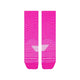 Et par lyserøde New Balance Pro Run Crew Socks, Unisex, i Pink Heat, med hvide geometriske linjer og New Balance-logo og -tekst nær tæerne, vist side om side på en hvid baggrund.