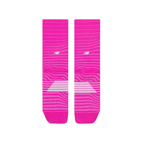 Et par New Balance Pro Run Crew Socks, Unisex, i Pink Heat med hvide striber og et lille hvidt logo nær toppen - ideelle løbestrømper - vist side om side på en hvid baggrund.