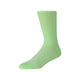 En enkelt lysegrøn New Balance Pro Run Crew Sock, Unisex, Afterglow er vist på en hvid baggrund med tåen pegende mod venstre, med et almindeligt design og subtil tekstur set fra siden.