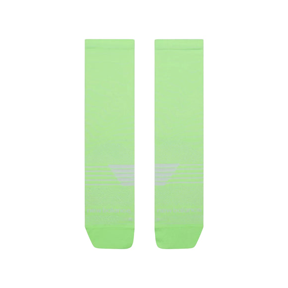 Et par New Balance Pro Run Crew Socks, unisex i Afterglow lysegrøn med diskrete hvide vandrette striber nær anklen, vises side om side på en hvid baggrund.