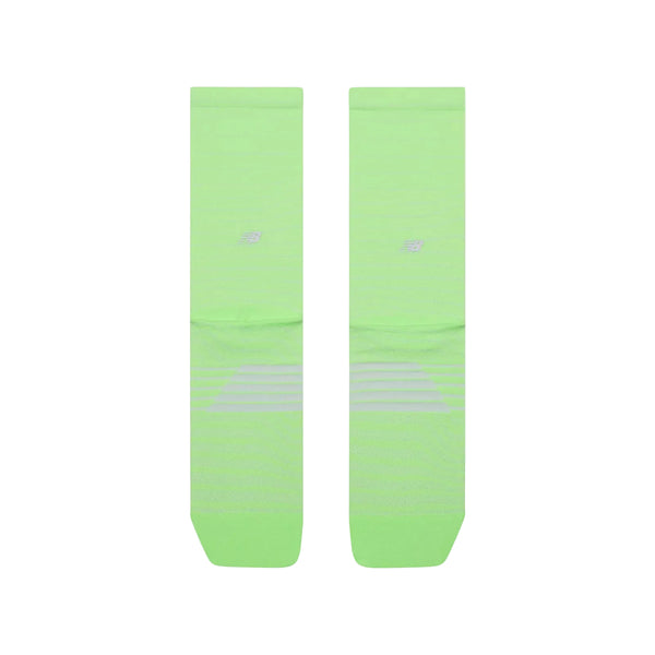 Et par New Balance Pro Run Crew Socks i Afterglow, med et diskret logo og svage ankelstriber, lagt fladt side om side på hvidt - perfekte unisex løbestrømper til enhver løbetur.