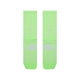 Et par New Balance Pro Run Crew Socks i Afterglow, med et diskret logo og svage ankelstriber, lagt fladt side om side på hvidt - perfekte unisex løbestrømper til enhver løbetur.