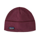 Patagonia R1 Air Beanie i farven Berry Fig er en unisex-strikhuve med et struktureret zigzagmønster og et lille rektangulært Patagonia-logo på forsiden. Den vises på en ensfarvet hvid baggrund.