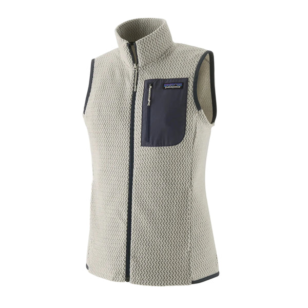 Vi præsenterer Patagonia R1 Air Vest, Dame i Birch White – en lysegrå, ærmeløs vest med lynlås, fremstillet af genanvendt polyester. Vesten er inspireret af den ikoniske Patagonia R1 Air Vest og har et struktureret mønster, høj krave og en brystlomme i marineblå med lynlås. De gennemtænkte detaljer omfatter marineblå stofkantning omkring ærmegabene og lynlåsen, hvilket giver et raffineret finish og gør denne fleecevest til kvinder både stilfuld og funktionel.