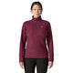 En kvinde iført en mørkerød, struktureret Patagonia R1 Air Zip Neck, Dame, Berry Fig – en langærmet fleecetrøje med kvartlås.