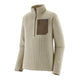 Patagonia R1 Air Zip Neck Pullover til herre i farven Pelican har et beige mønster med struktur, lange ærmer, en opretstående krave, en kvart-lynlås foran og en kontrastfarvet brun brystlomme med lynlås. Denne fleece-mellemlagstrøje er designet til udendørsaktiviteter eller fritidstøj og byder på både stil og funktionalitet.