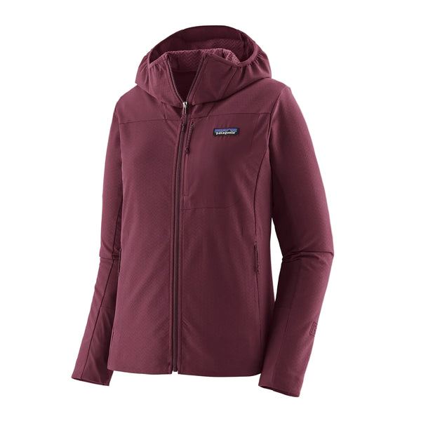 En Patagonia R1 CrossStrata Hoody til kvinder i farven Berry Fig vises på en ensfarvet hvid baggrund. Den har en gennemgående lynlås foran, to sidelommer og et diskret rektangulært logo-mærke på venstre bryst – og forener på smukkeste vis stil og funktionalitet for dem, der søger en alsidig løbehoodie.