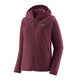 En Patagonia R1 CrossStrata Hoody til kvinder i farven Berry Fig vises på en ensfarvet hvid baggrund. Den har en gennemgående lynlås foran, to sidelommer og et diskret rektangulært logo-mærke på venstre bryst – og forener på smukkeste vis stil og funktionalitet for dem, der søger en alsidig løbehoodie.