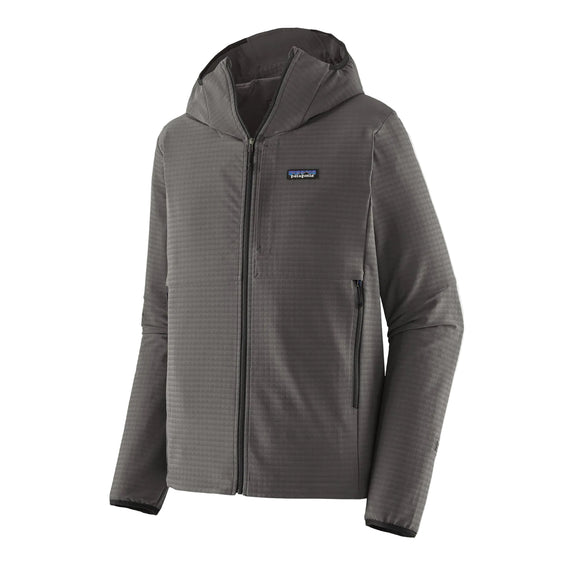 En Patagonia R1 TechFace Hoody til mænd i farven Forge Grey med hætte, lynlås hele vejen foran, brystlomme og to sidelommer. Dette tekniske mellemlag har et diskret gittermønster og er forsynet med et lille Patagonia-logo på venstre bryst.