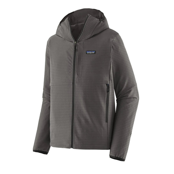 En Patagonia R1 TechFace Hoody til mænd i farven Forge Grey med hætte, lynlås hele vejen foran, brystlomme og to sidelommer. Dette tekniske mellemlag har et diskret gittermønster og er forsynet med et lille Patagonia-logo på venstre bryst.