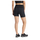 En person iført sort sports-bh, New Balance RC Elite Storage Short 6" Dame i sort og sorte løbesko står med ryggen til og viser bagsiden mod en almindelig hvid baggrund.
