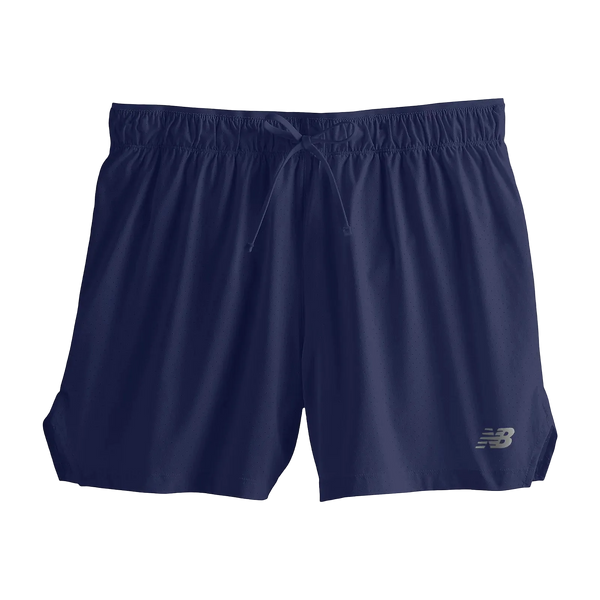 New Balance RC Short 5" til mænd i Navy/Salte Grey har svedtransporterende stof, elastisk linning, justerbar snøre og et New Balance-logo nederst på venstre ben - ideelle som løbeshorts til mænd.