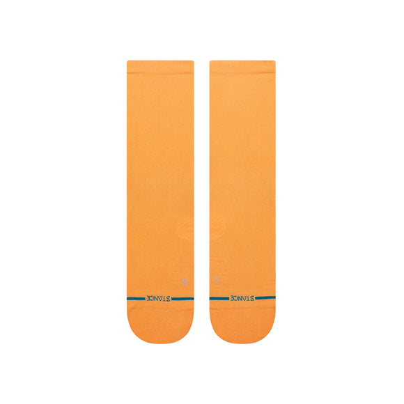 Et par orange Stance Run Light Crew løbestrømper (Herre, Mango) lagt fladt ved siden af hinanden, med blå STANCE-tekst og "L" på venstre strømpe, "R" på højre strømpe nær tæerne.