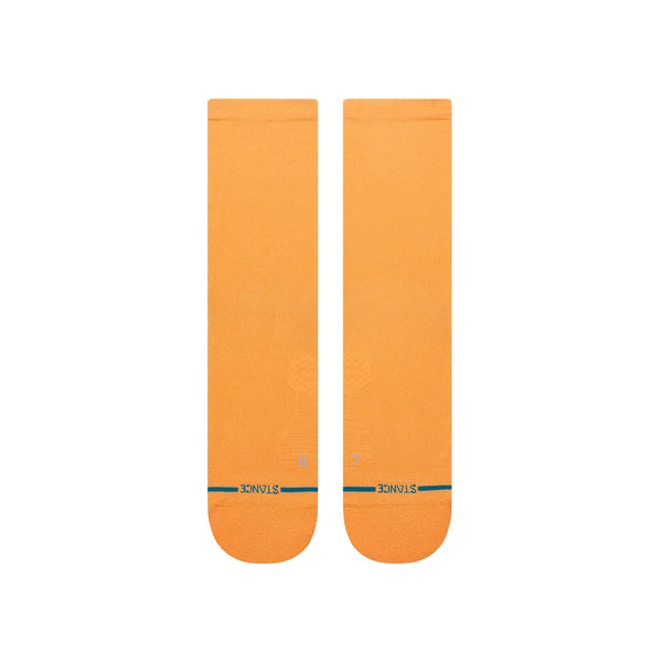 Et par orange Stance Run Light Crew løbestrømper (Herre, Mango) lagt fladt ved siden af hinanden, med blå STANCE-tekst og "L" på venstre strømpe, "R" på højre strømpe nær tæerne.