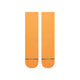 Et par orange Stance Run Light Crew løbestrømper (Herre, Mango) lagt fladt ved siden af hinanden, med blå STANCE-tekst og "L" på venstre strømpe, "R" på højre strømpe nær tæerne.