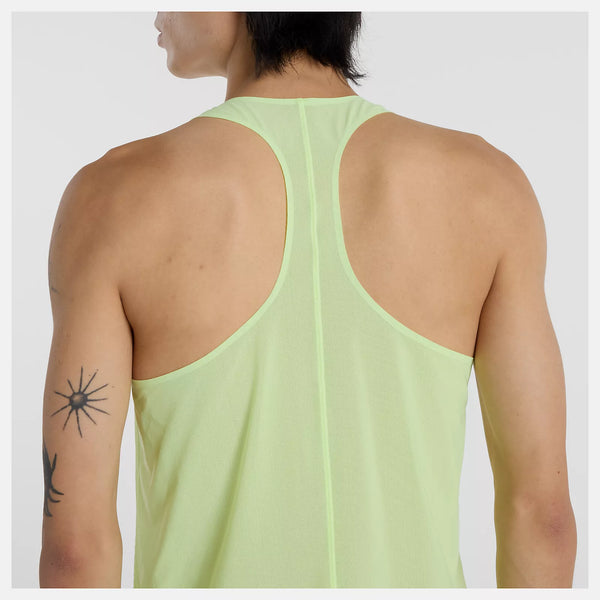 En person ses bagfra iført New Balance Race Day Ultra Light Singlet, Herre, Afterglow. Singletten viser deres korte sorte hår og en tatovering på venstre arm med et solstikdesign på skulderen.