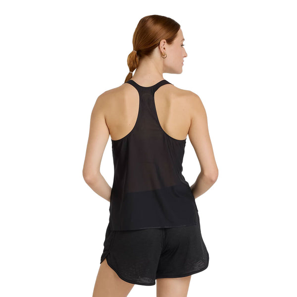 En kvinde med lys hud og brunt hår i en lav hestehale ses bagfra iført New Balance Race Day Ultra Light Singlet, Dame, Black og sorte sportsshorts på en almindelig hvid baggrund.