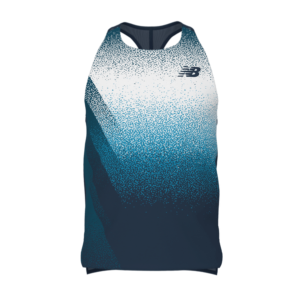 Race Day Ultra Light Printed Singlet, Herre, Altitude fra New Balance er en ærmeløs sports-tanktop med et blå-hvidt farveforløb med pixelerede nuancer og det ikoniske New Balance-logo øverst til venstre på brystet. Denne løbetop til mænd er designet med fokus på ydeevne og stil, hvilket gør den ideel til løbere, der søger både komfort og et iøjnefaldende look.