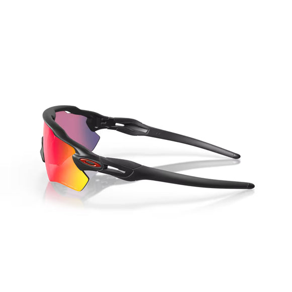 Et par Oakley Radar EV Path unisex sportssolbriller i matsort med buede stænger og Prizm Road spejlglas, der går fra rød til lilla, vist på en hvid baggrund - ideelt til cykling.