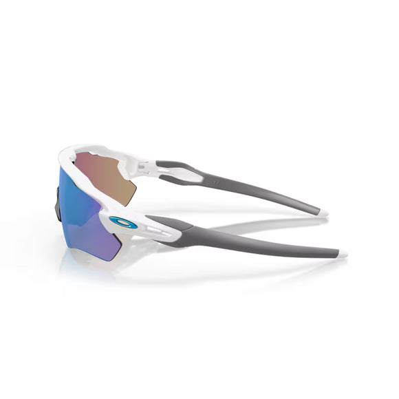 Et par Oakley Radar EV Path unisex sportssolbriller i Polished White med Prizm Sapphire spejllinser vises på en hvid baggrund med et blåt ovalt logo på siden.