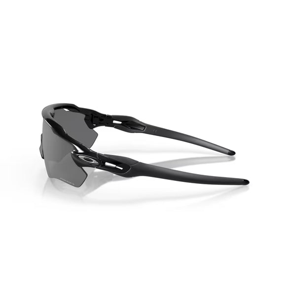 Et par Oakley Radar EV Path unisex polariserede solbriller i Black-Prizm Black med kantet stel og mørke glas, vist fra en sidevinkel mod en almindelig lys baggrund.